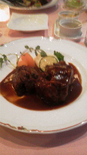 �[�H �e�[���̎ύ��݁A���̉��ɃV�F�A�p�̎��M�A���̉��ɒY�ΏăX�e�[�L�̂��M�����ʂ��Ă܂�