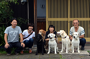 ���֑O�ɂċL�O�B�e �݂�Ȃ��ꂵ�����ł���