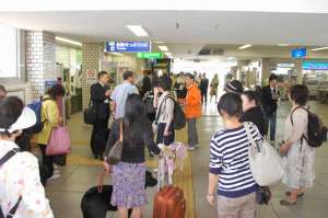 JR�{���w�ŏW��