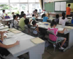 教室で点字の話を聞いてます